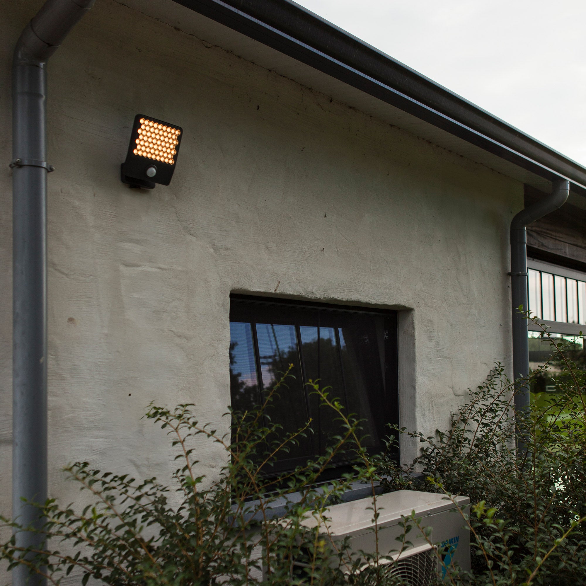 ATLANTIS LED reflektor, senzor pokreta, tamno sivi, 24W, 3000K, IP54, 124mm