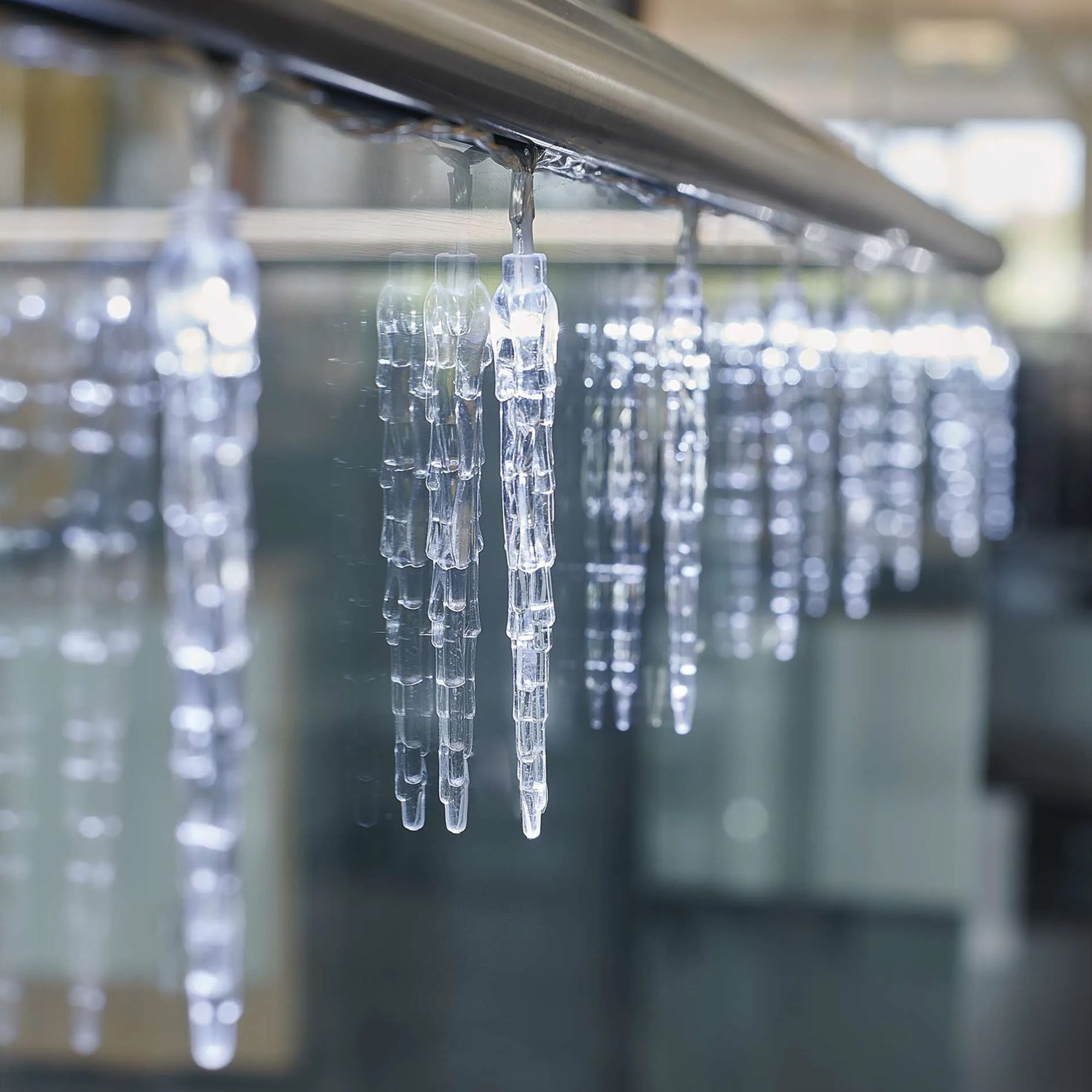 LED Christmas garland, 10 icicles, indoor, cool white, timer, 2xAA, 1.35m