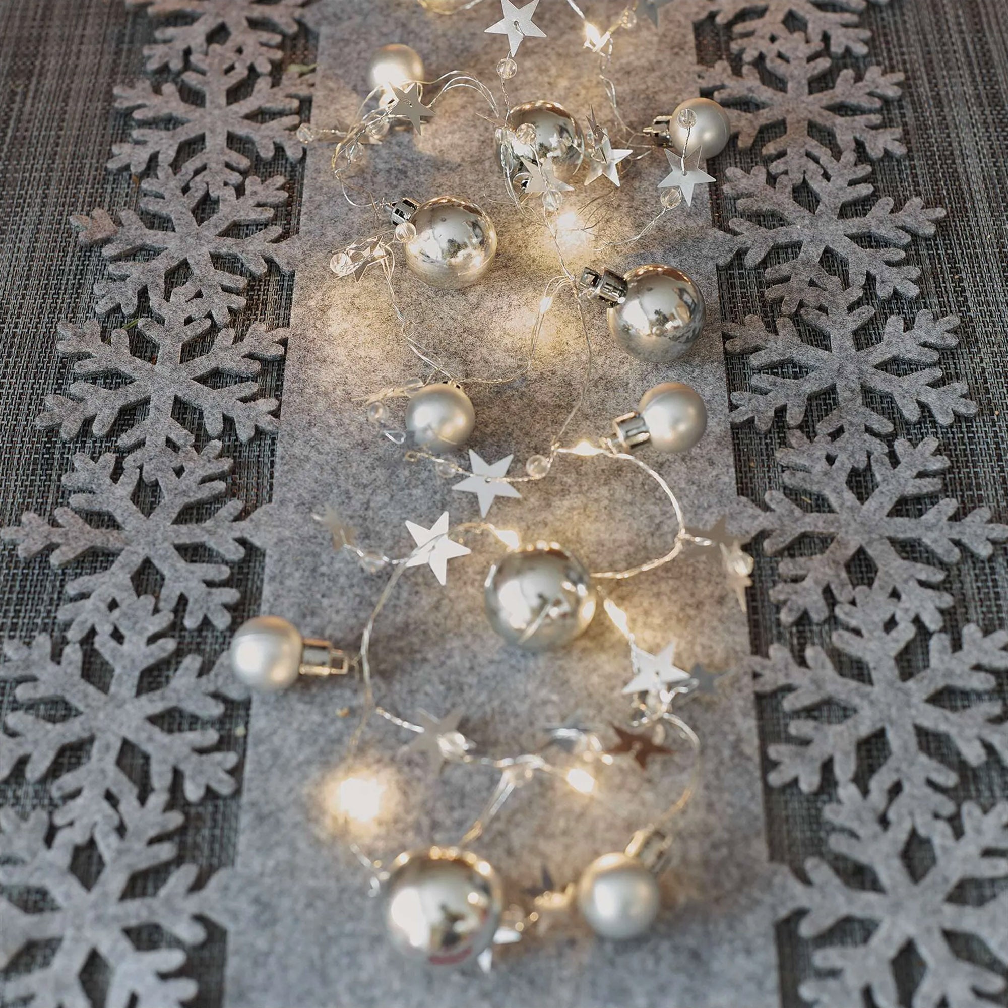 LED Christmas garland, silver balls with stars, indoor, warm white, timer, 2xAA, 1.9m