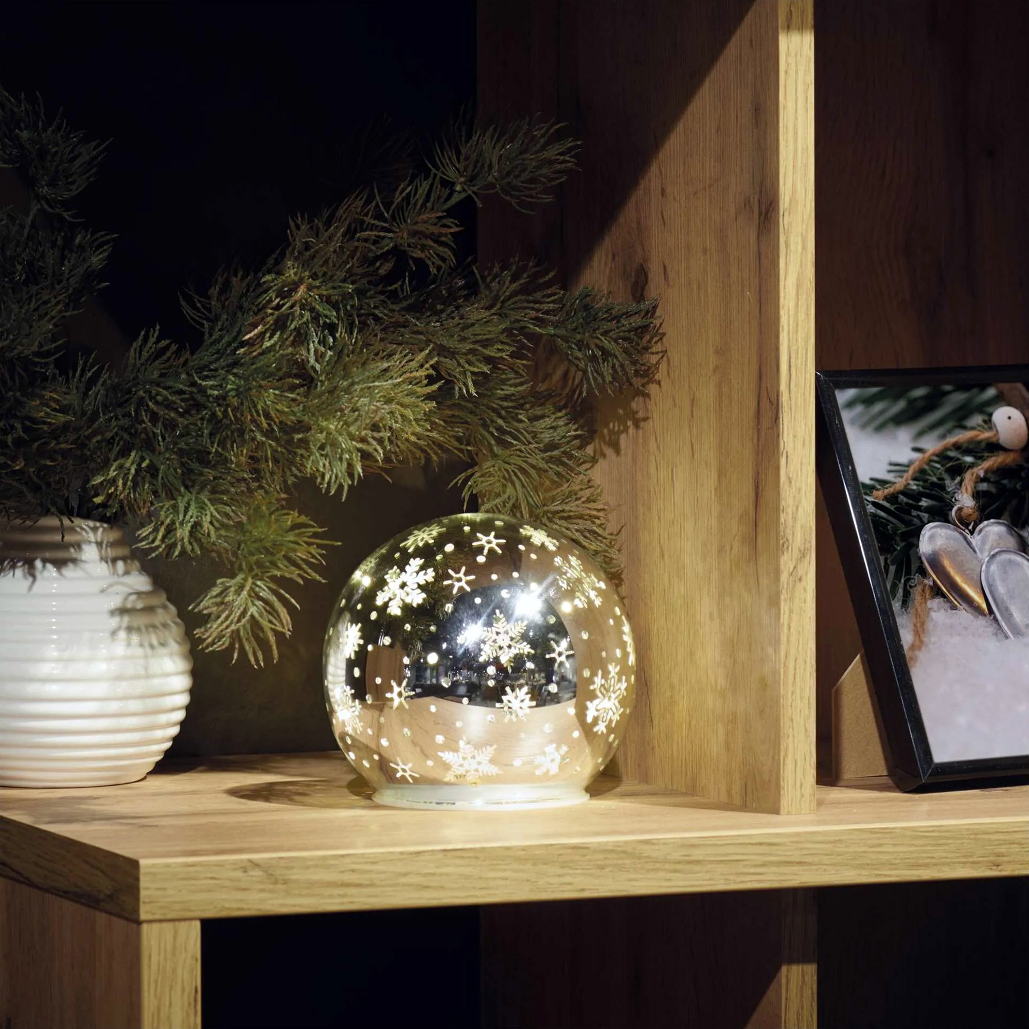 LED Christmas glass ball, snowflakes, indoor, warm white, timer, 3xAA