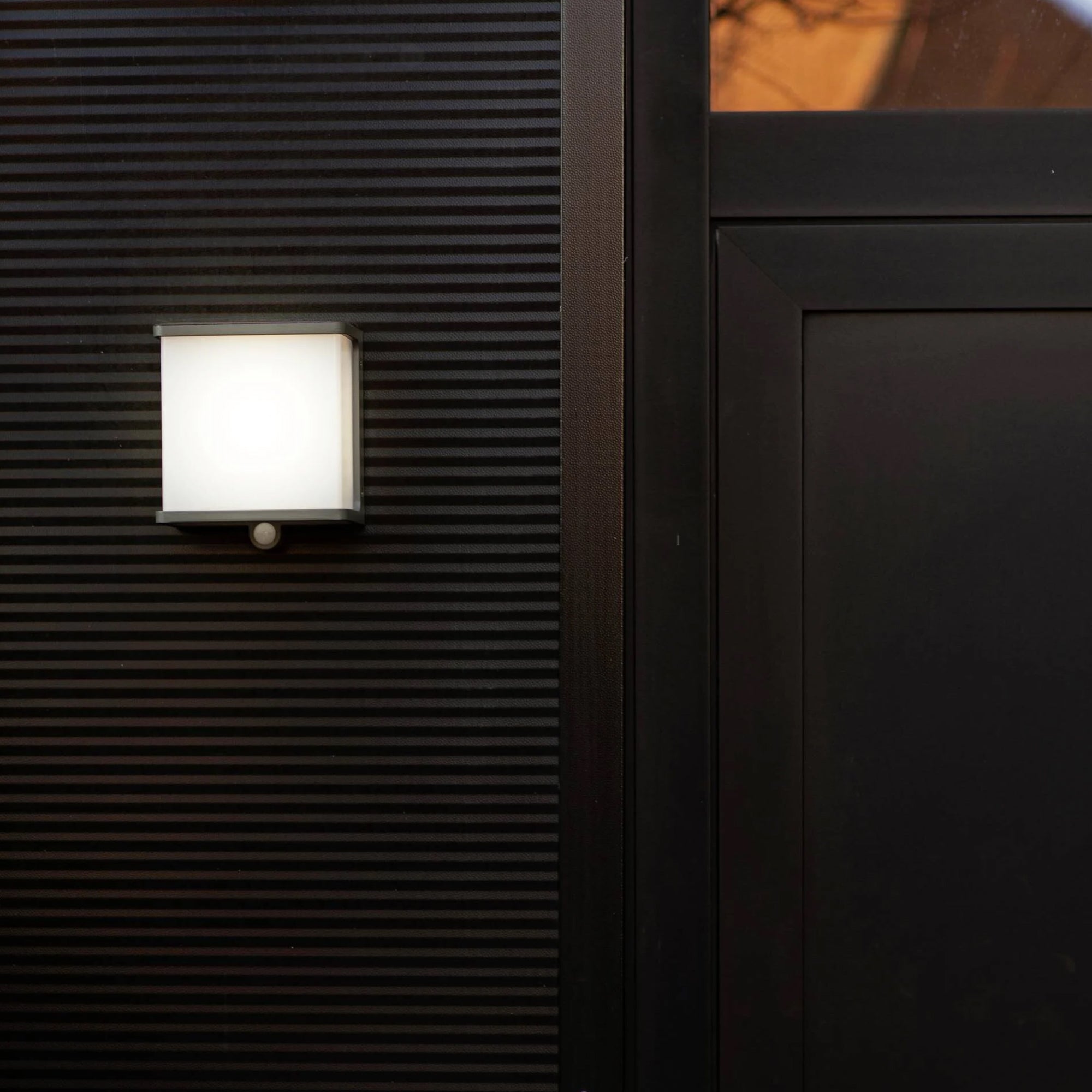 DOBLO LED solarna zidna svjetiljka, senzor pokreta, tamno siva, 12W, 4000K, IP44, 170mm