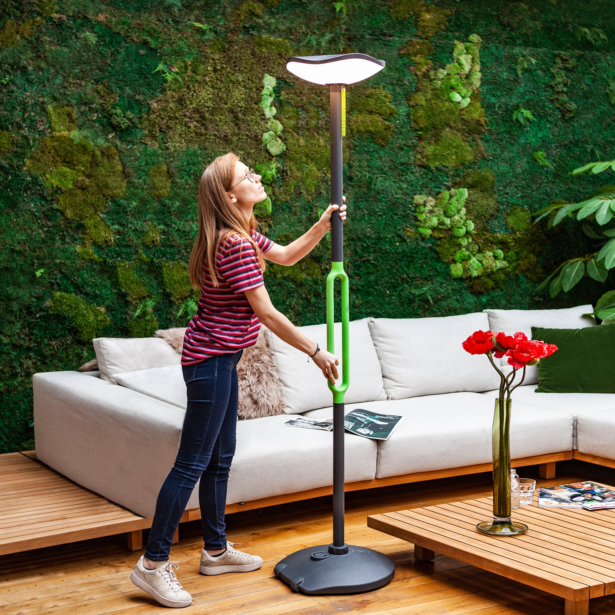 POPPY LED solarna vrtna svjetiljka, tamno siva, 8W, 3000K, IP54, 1900mm