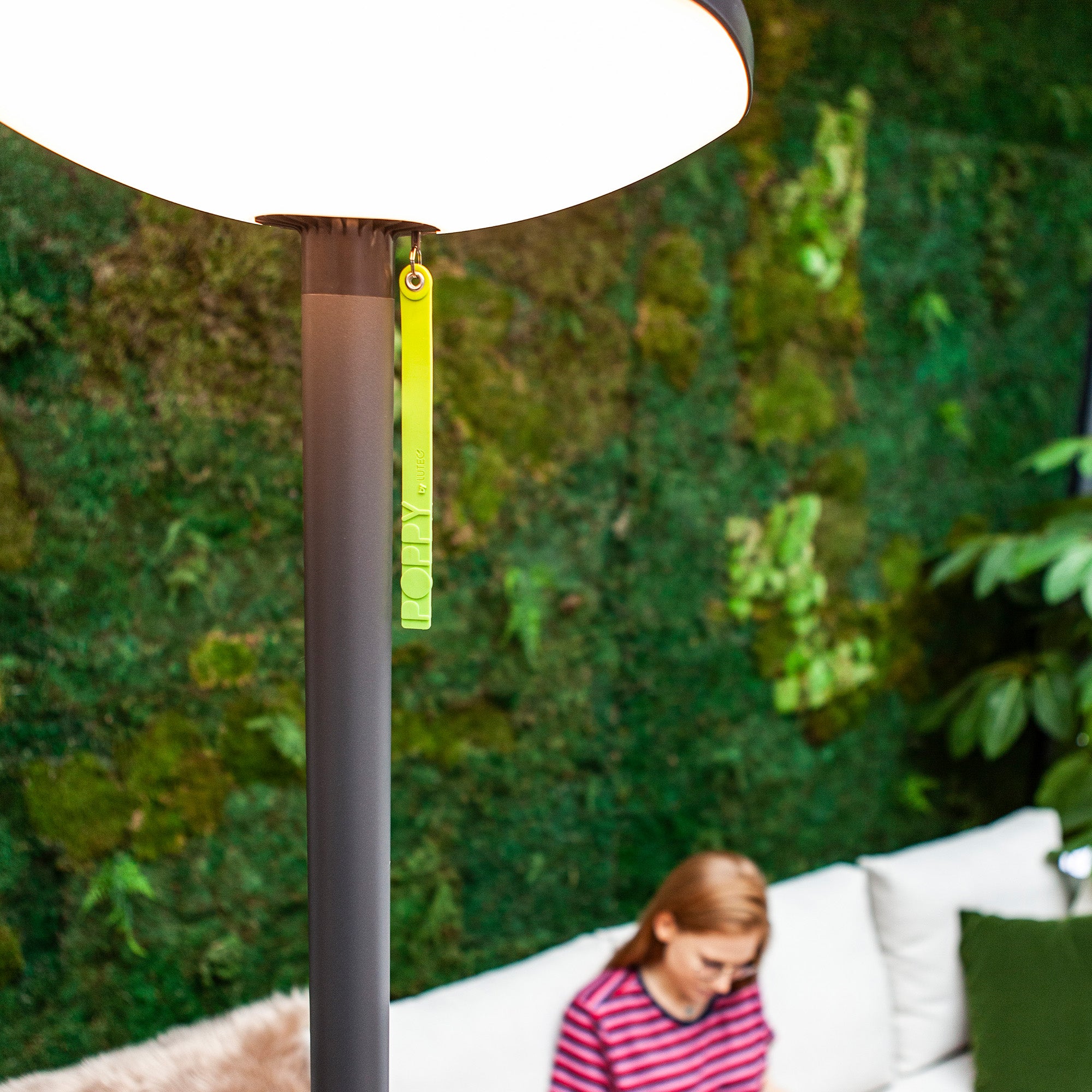 POPPY LED solarna vrtna svjetiljka, tamno siva, 8W, 3000K, IP54, 1900mm