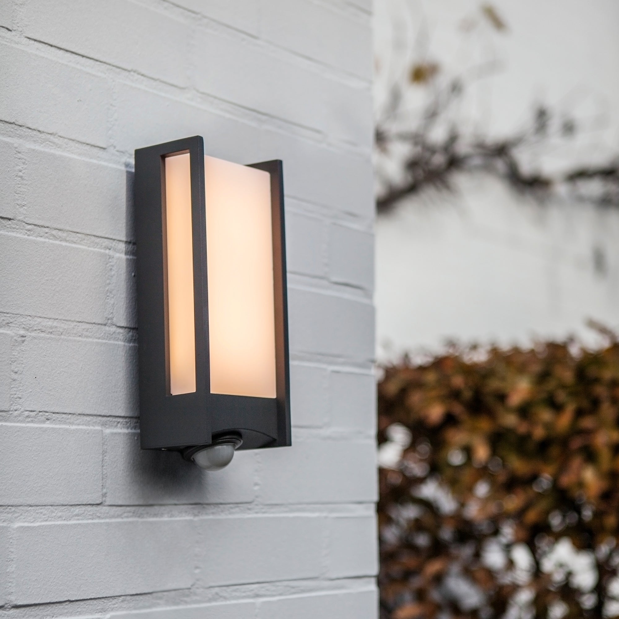 QUBO LED zidna svjetiljka, senzor pokreta, tamno siva, 11.3W, 3000K, IP54, 270mm