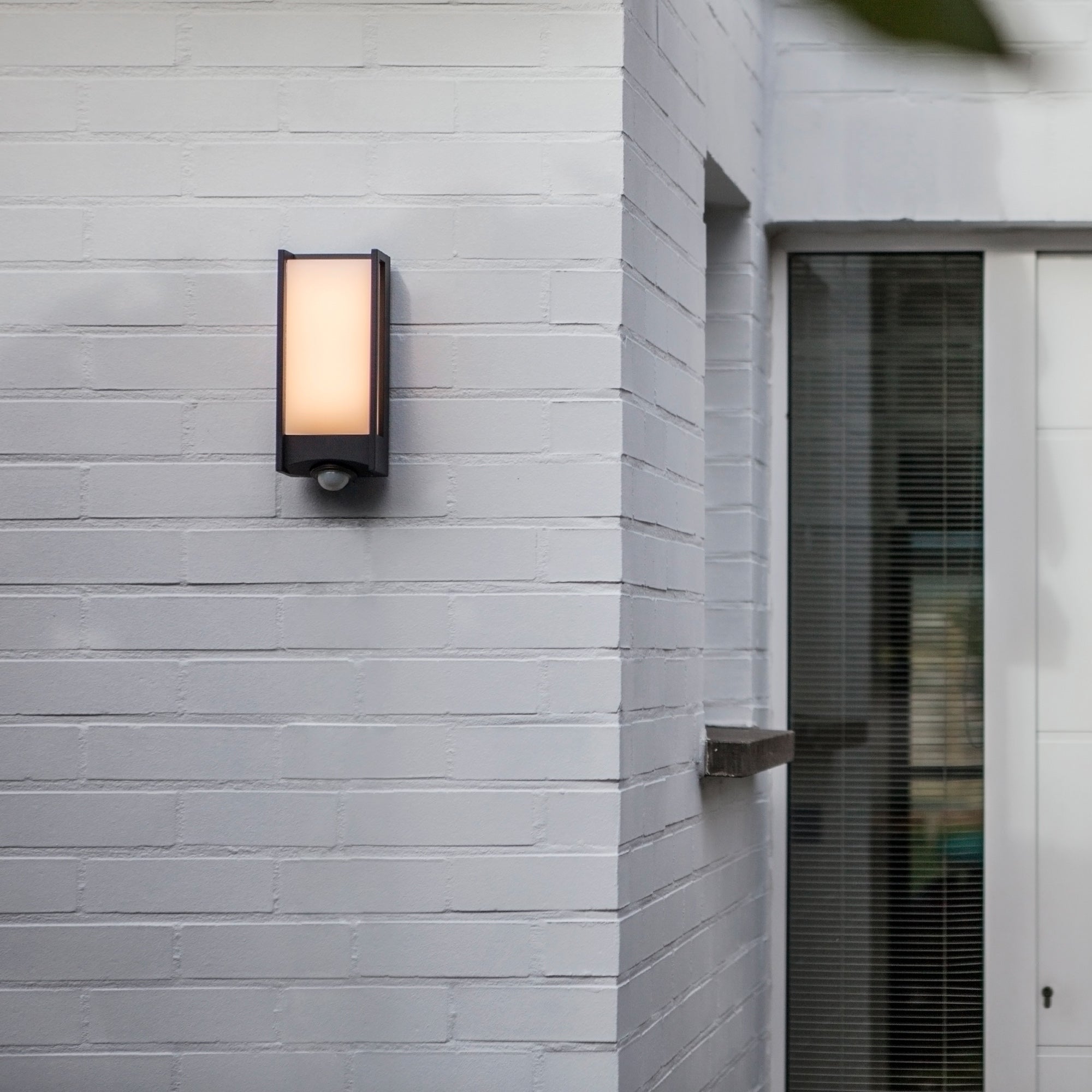 QUBO LED zidna svjetiljka, senzor pokreta, tamno siva, 11.3W, 3000K, IP54, 270mm