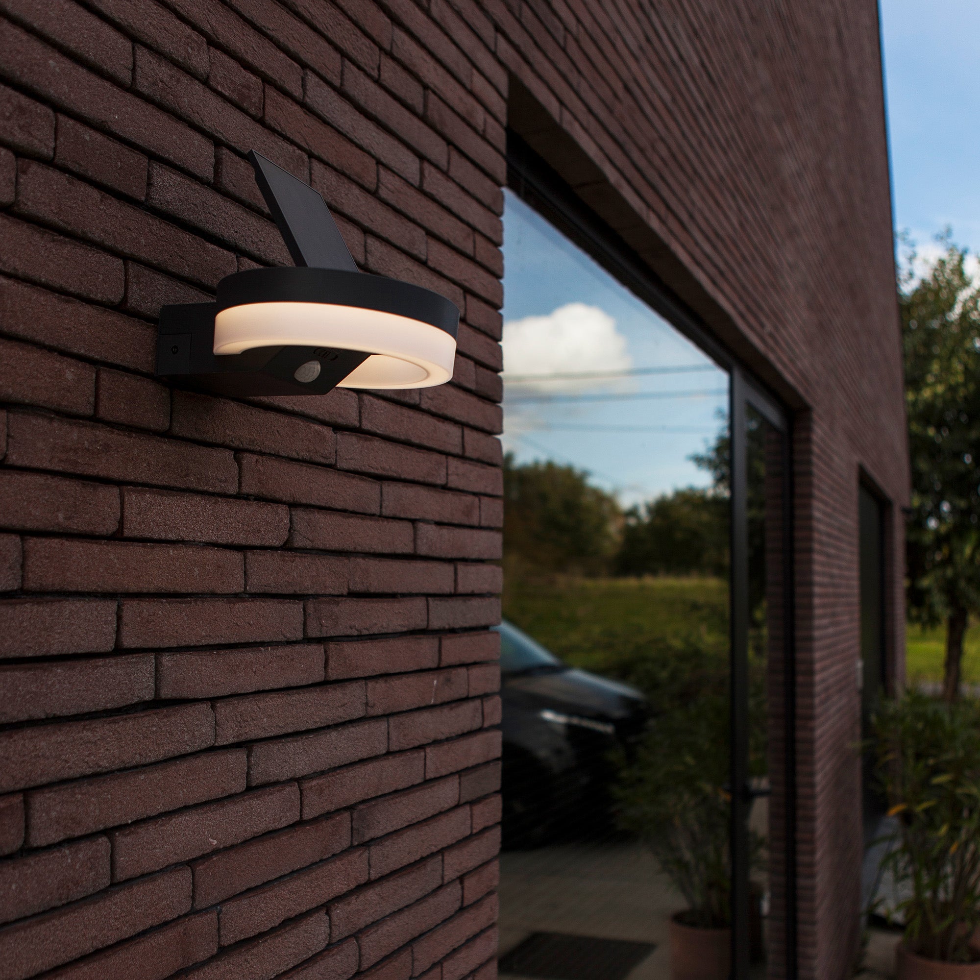 RUNDA LED solarna zidna svjetiljka, senzor pokreta, tamno siva, 12W, 4000K, IP54, 64mm