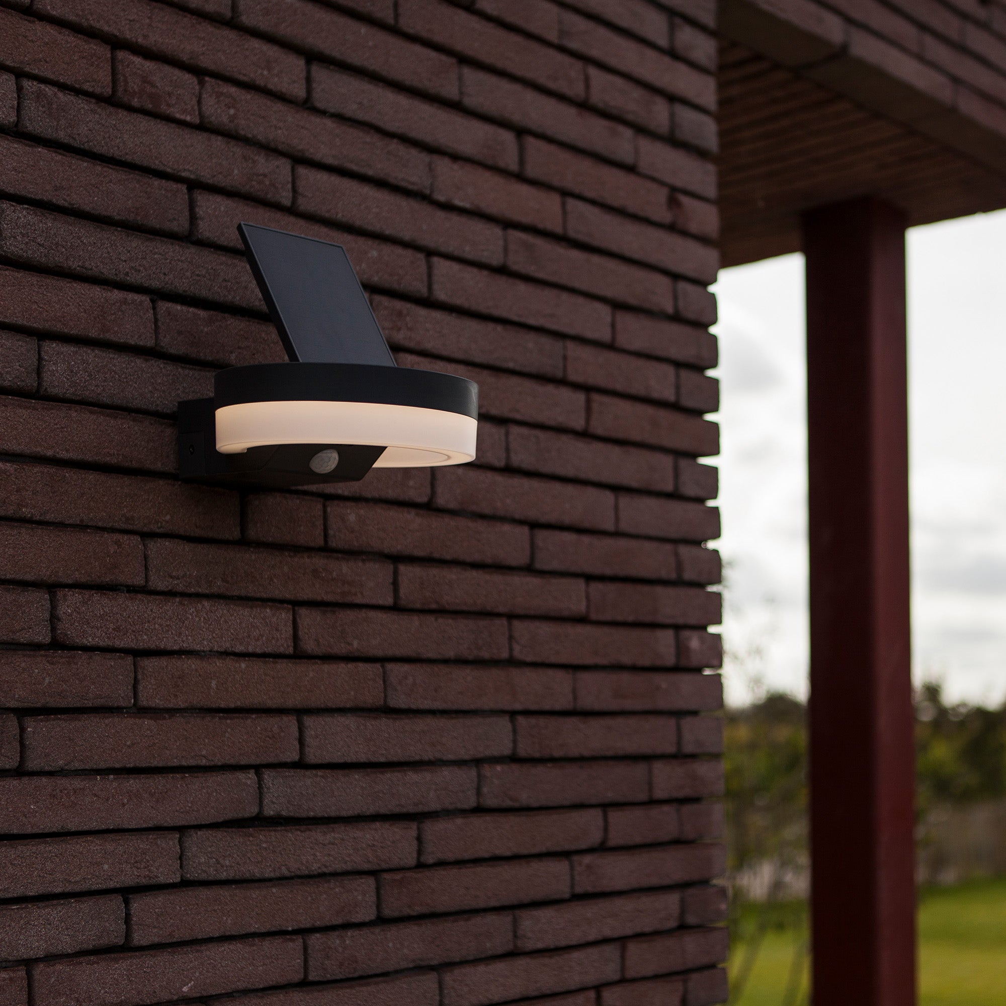 RUNDA LED solarna zidna svjetiljka, senzor pokreta, tamno siva, 12W, 4000K, IP54, 64mm