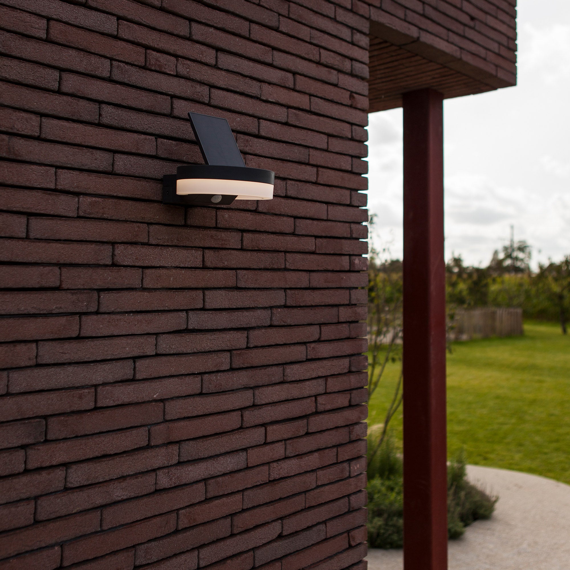 RUNDA LED solarna zidna svjetiljka, senzor pokreta, tamno siva, 12W, 4000K, IP54, 64mm