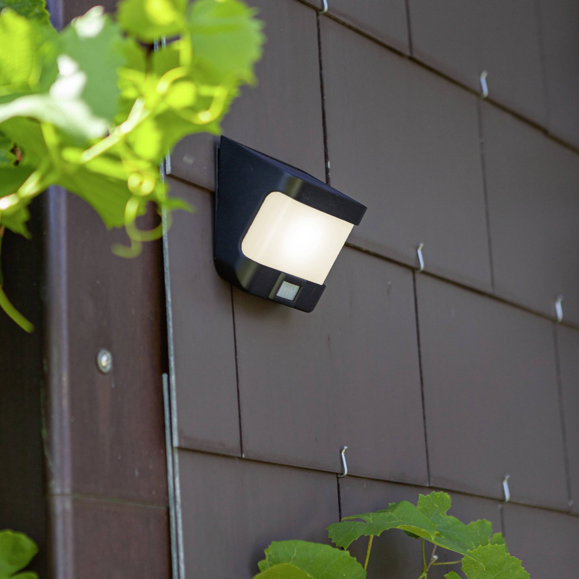 TRY LED solarna zidna svjetiljka, senzor pokreta, mat crna, 8W, 5000K, IP44, 118mm