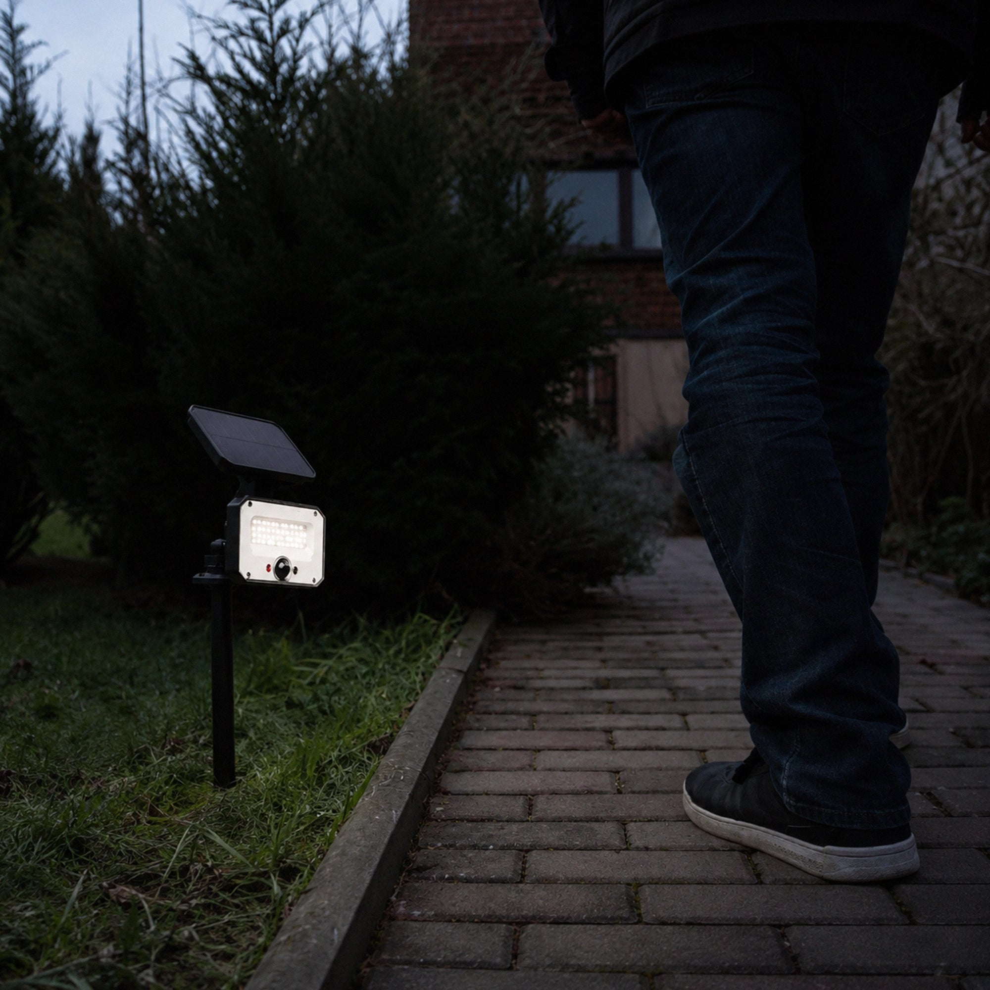 LED solarni reflektor SPILO, s daljinskim, senzor pokreta, crni, 4000K, IP54