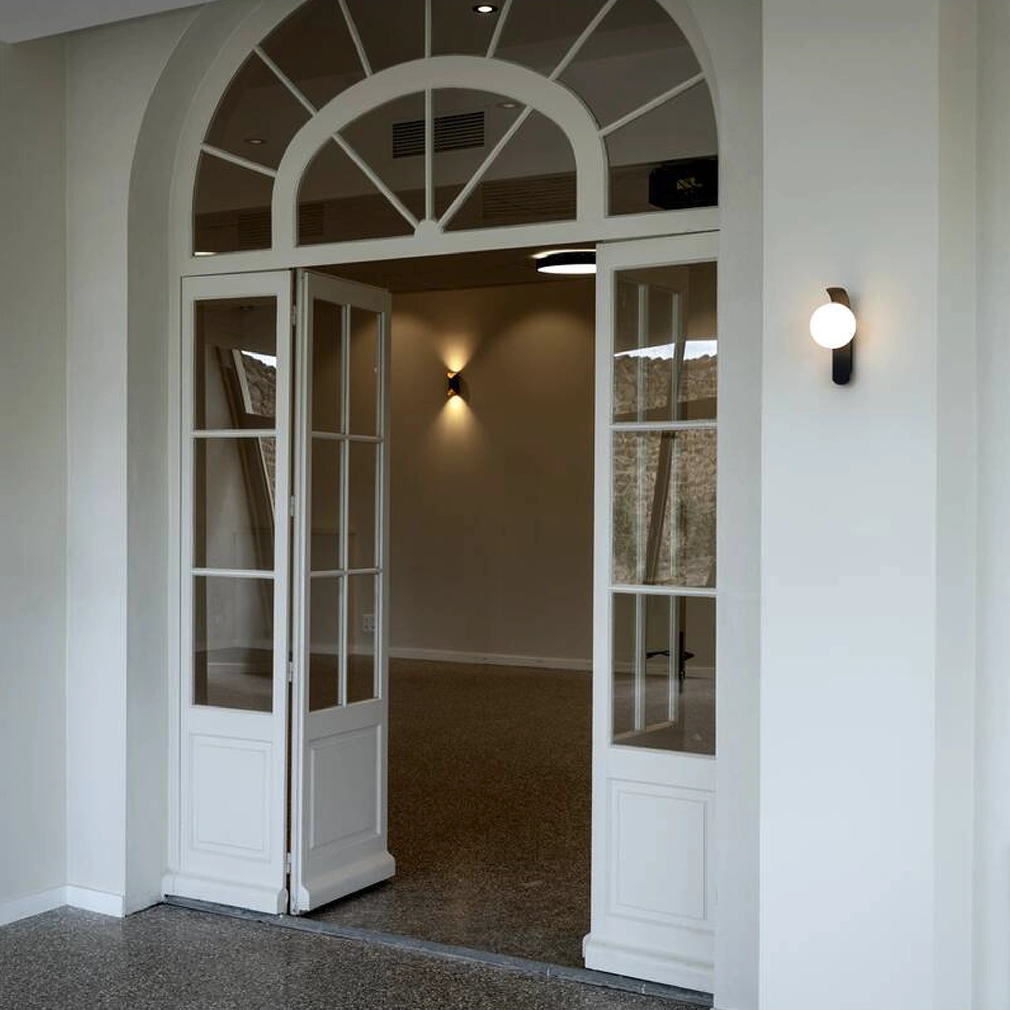 Zidna svjetiljka SUN, okrugla, crna, 1xG9, IP20