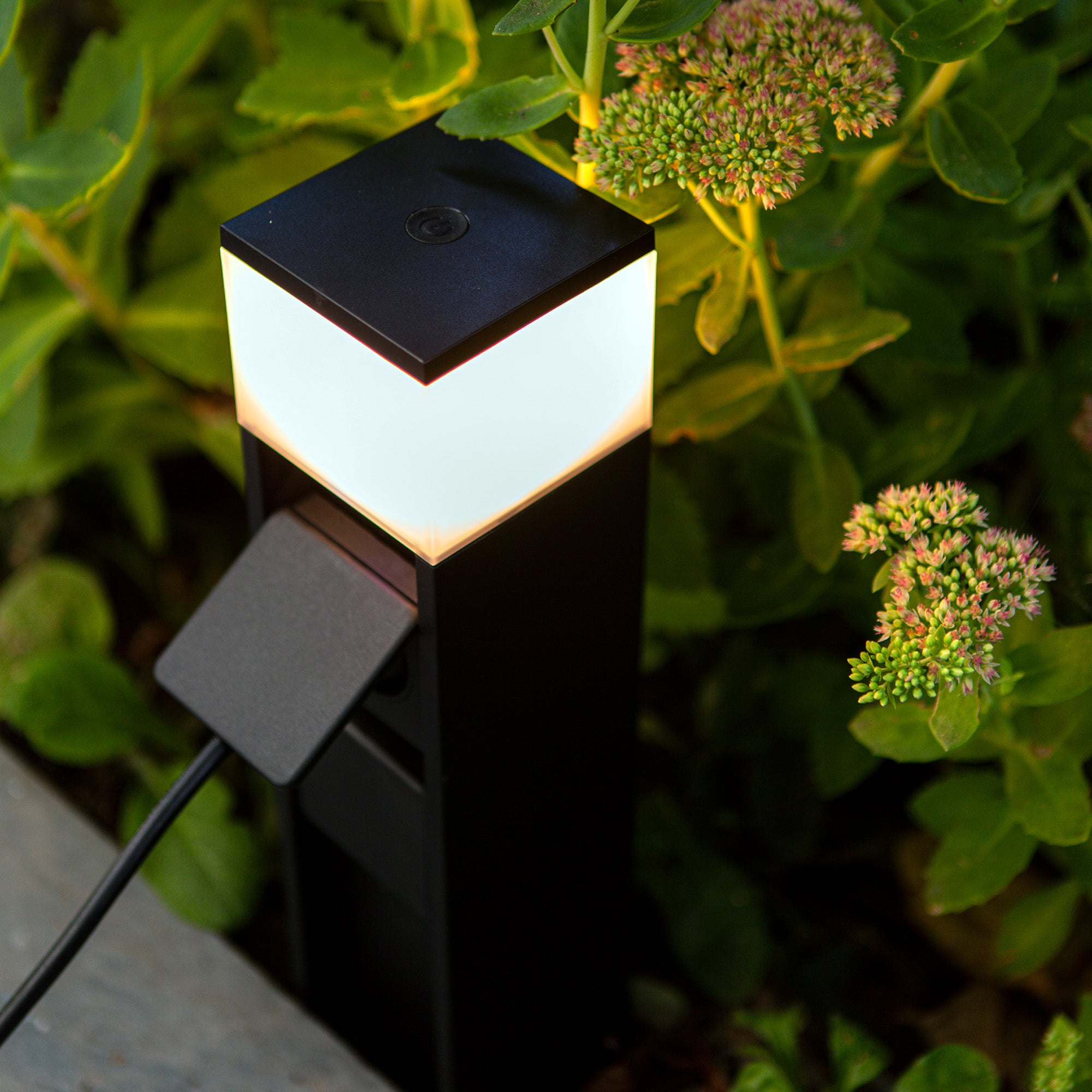 MAINS pametna LED vrtna svjetiljka s utičnicom 11W 3000K