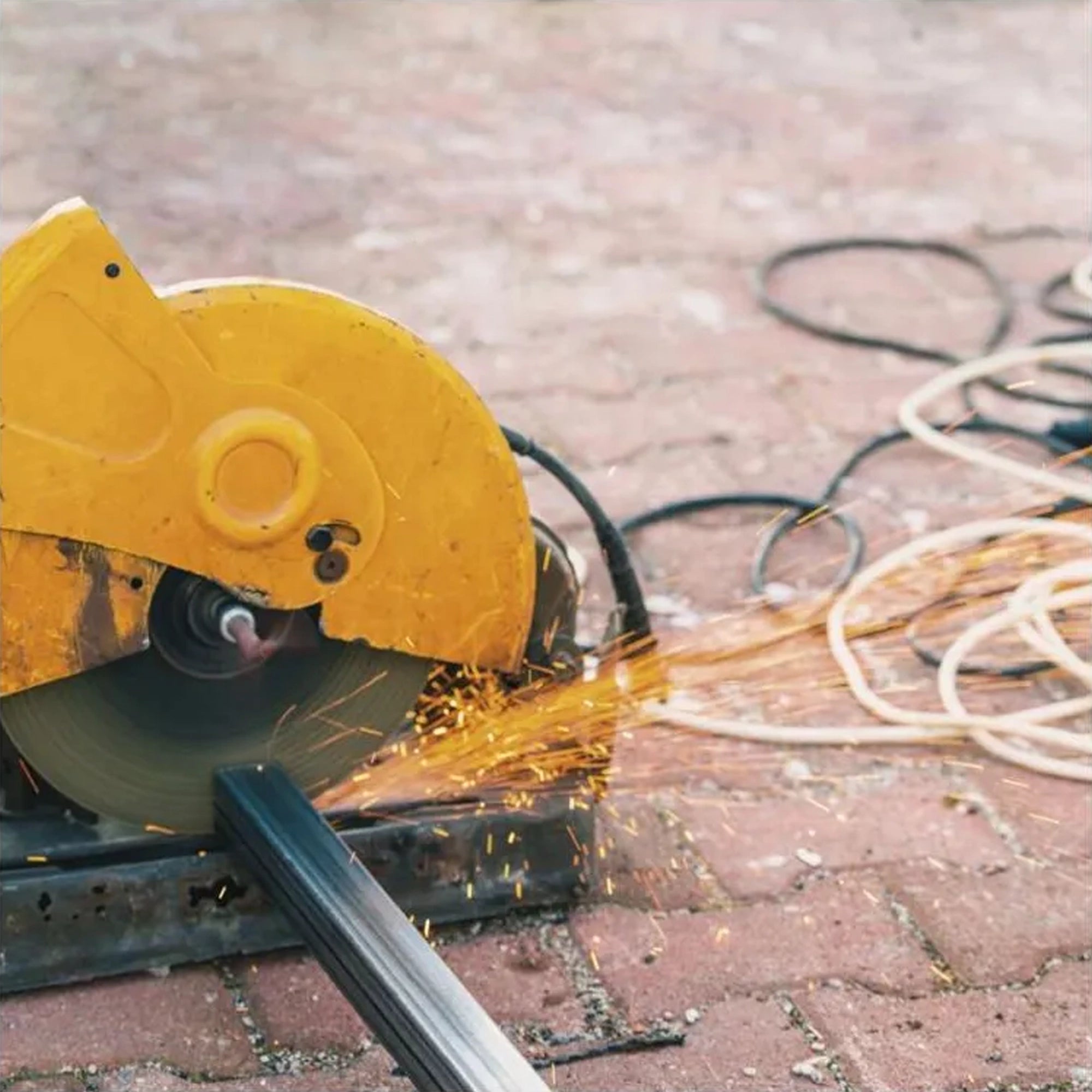 Produžni kabel na kolutu 25m, 3 utičnice, guma, 230V/400V, 1.5mm2, IP44